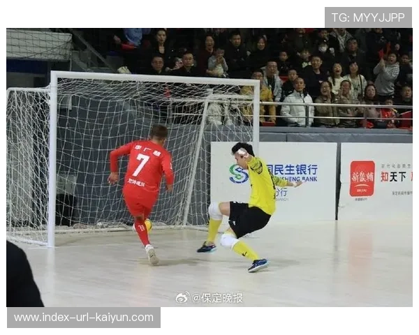 足球中场40米吊射轰动全网｜震撼瞬间背后的精彩与故事